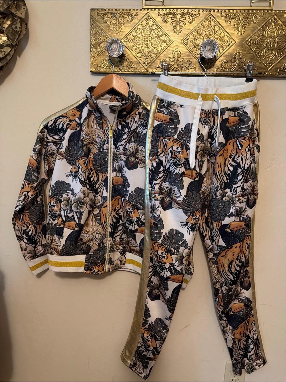 Victorious Tropical Tiger Toucan Tracksuit Set S Gold Stripe